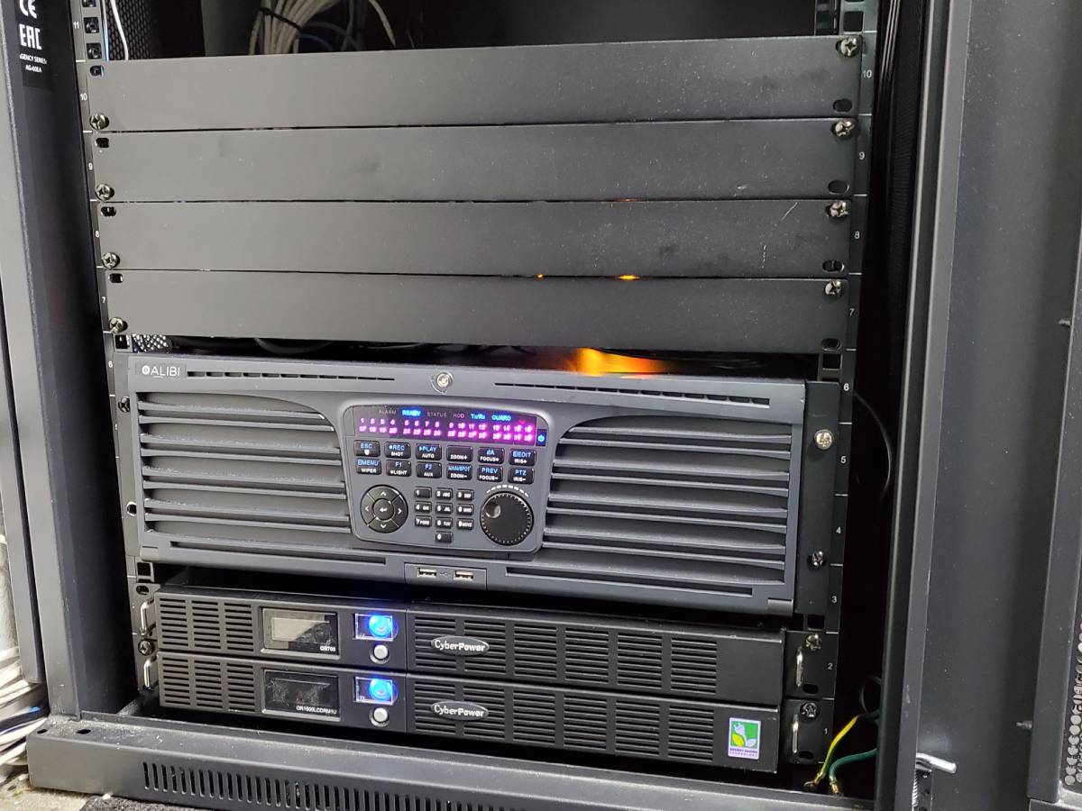 A rack with two speakers and one speaker unit.