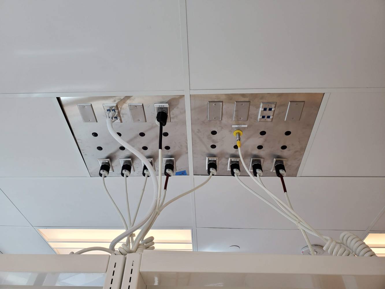 A bunch of wires are connected to the ceiling.